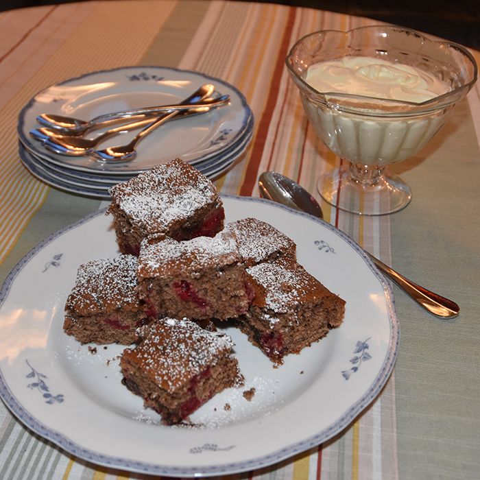 Kirsebær- og sjokolade ruter Ingredienser 250-300 g Kirsebær (gjerne fryste) 3 Egg 175 g Sukker 1 ts Vaniljesukker 1 ts Bakepulver 1 - 2 ts Kanel 200 g Hvetemel 150 g Smør (smeltet) 100 g Kokesjokolade (mørk, hakket) ¾ dl Melk https://heidisboble.no/ @heidisboble