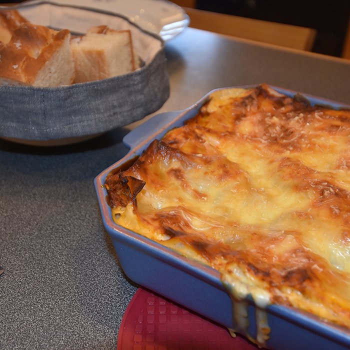 Lasagne al forno Ingredienser: Kjøttsaus: 2 ss Oliven olje 1 Løk 1 Gulrot 1 stilk Stangselleri 1 fedd Hvitløk ½ Chili (rød – uten frø) eller (kajennepepper) 350 g Kjøttdeig 50 g Bacon (kan sløyfes) 2 bx Hermetiske tomater 1 dl Vann (eller hvitvin) 1-2 Buljongterninger ½ - 1 ts Sukker Bladpersille (hakket) Salt og Pepper Ostesaus: 4 ss Hvetemel 8 dl Melk 1 ts Salt ½ ts Pepper 100-200 g Ost (revet) https://heidisboble.no/ @heidisboble