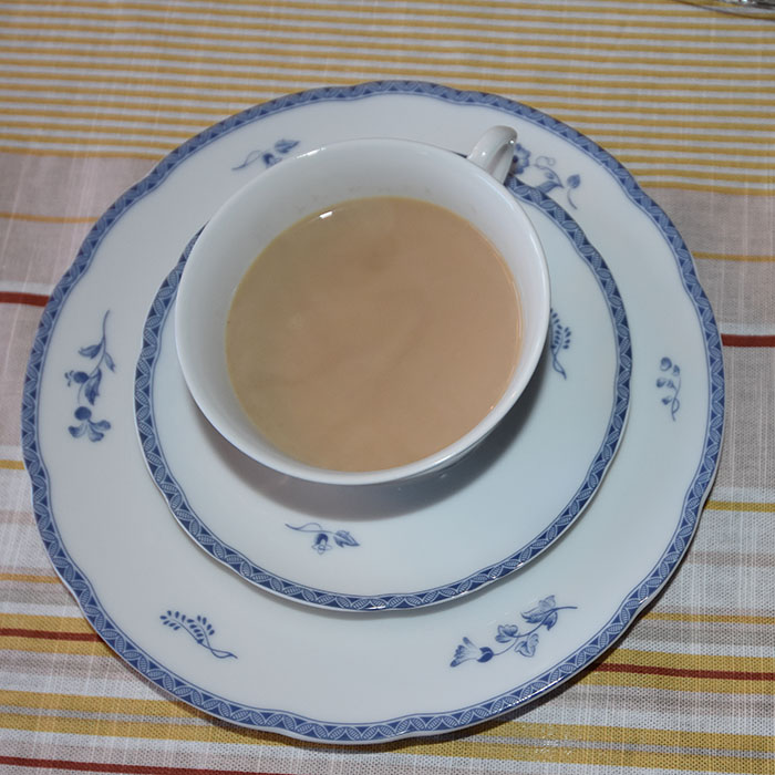 Mashala Chai (indisk te) Ingredienser: 12 Kardemommekapsler (grønne) 1 Kanalstang 8 Nellikspiker 8 Pepperkorn (svarte) 2 Stjerneanis 2 skiver Ingefær (fersk) 4 ts Te (indisk, svart) 7 dl Vann 2 ss Sukker 5 dl Melk https://heidisboble.no/ @heidisboble