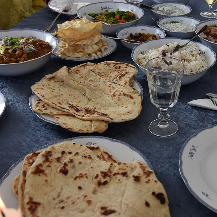 Nanbrød med eller uten hvitløk Ingredienser 4½ dl Hvetemel 1 ts Tørrgjær 1 ts Sukker ½ ts Salt ½ dl Yoghurt (naturell) 1½ dl vann 1 ts Olje (nøytral) Topping 3 ss Ghee (eller smør romtemperert) 2 fedd Hvitløk (fihakket) - valgfritt 2 ss Koriander (finhakket) - valgfritt https://heidisboble.no/ @heidisboble