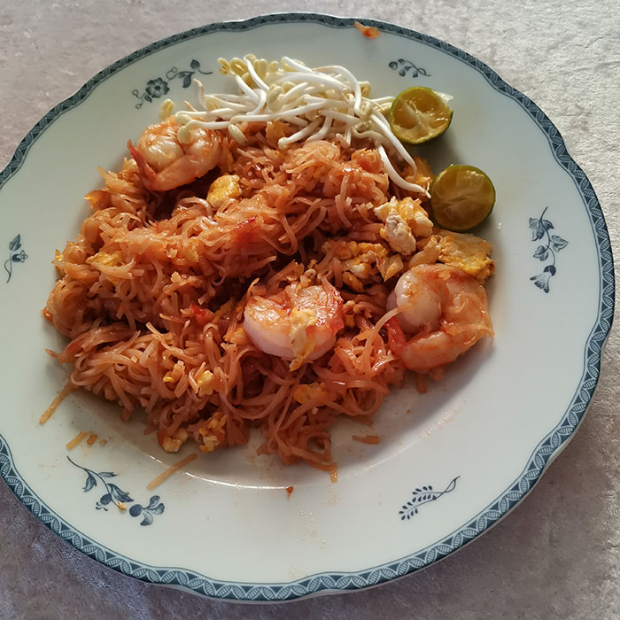 Pad Thai (enkel) Ingredienser 180 g Rusnudler 2 ss Olje (nøytral) 400 g Scampi eller Kyllingfilet (strimlet) 300 g Hodekål (finstrimlet) 1 Gulrot (finstrimlet) 1 Egg (sammenvispet) Ca 75 ml Woksaus (Asian Wok Pad Thai e.l.) 1 dl Peanøtter (grovhakket) Topping (valgfritt): 1 Lime (i båter) Bønnespirer https://heidisboble.no/ @heidisboble
