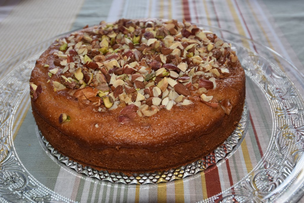 Rava-cake – Indisk mannegrynskake Ingredienser: 3 dl Mannagryn (polenta) ¼ dl Hvetemel 2 dl Sukker 1 ts Bakepulver 1 ts Natron 1 ts Kardemomme En klype Salt 3 dl Yoghurt (naturell) 1 dl Melk ½ dl Hakkete nøtter (pistasienøtter, mandler ) https://heidisboble.no/ @heidisboble