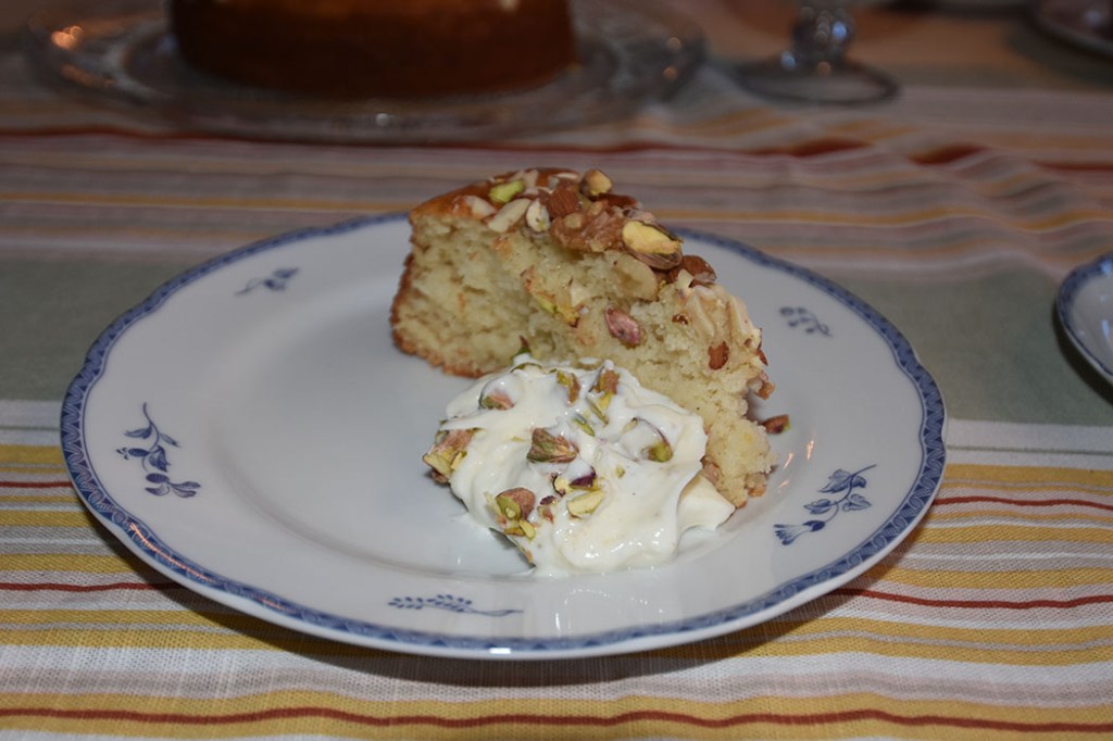 Rava-cake – Indisk mannegrynskake Ingredienser: 3 dl Mannagryn (polenta) ¼ dl Hvetemel 2 dl Sukker 1 ts Bakepulver 1 ts Natron 1 ts Kardemomme En klype Salt 3 dl Yoghurt (naturell) 1 dl Melk ½ dl Hakkete nøtter (pistasienøtter, mandler ) https://heidisboble.no/ @heidisboble