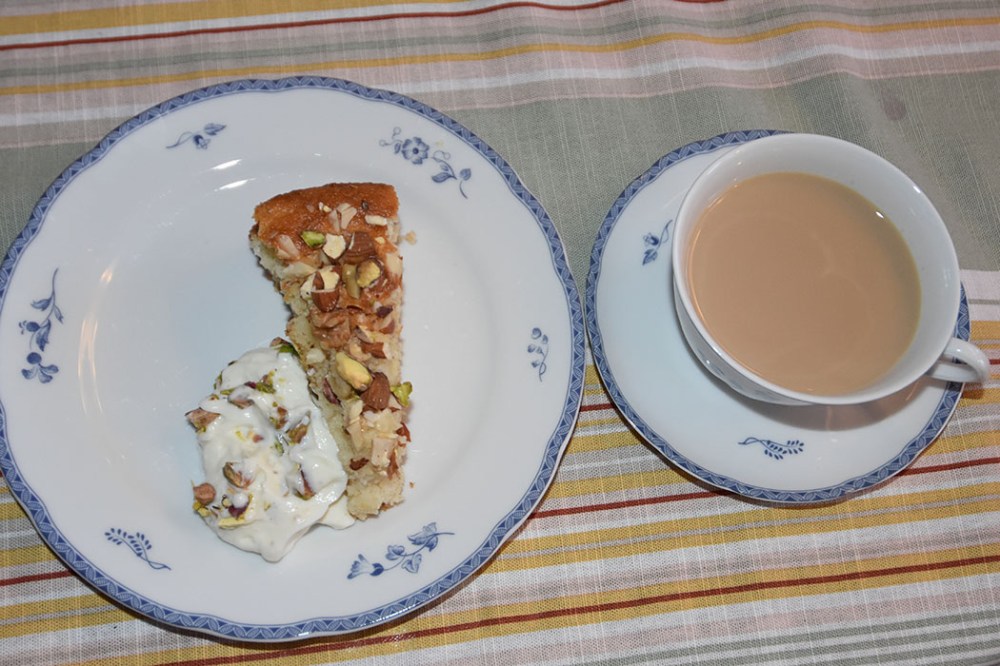 Rava-cake – Indisk mannegrynskake Ingredienser: 3 dl Mannagryn (polenta) ¼ dl Hvetemel 2 dl Sukker 1 ts Bakepulver 1 ts Natron 1 ts Kardemomme En klype Salt 3 dl Yoghurt (naturell) 1 dl Melk ½ dl Hakkete nøtter (pistasienøtter, mandler ) https://heidisboble.no/ @heidisboble