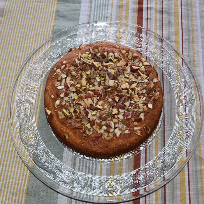 Rava-cake – Indisk mannegrynskake Ingredienser: 3 dl Mannagryn (polenta) ¼ dl Hvetemel 2 dl Sukker 1 ts Bakepulver 1 ts Natron 1 ts Kardemomme En klype Salt 3 dl Yoghurt (naturell) 1 dl Melk ½ dl Hakkete nøtter (pistasienøtter, mandler ) https://heidisboble.no/ @heidisboble