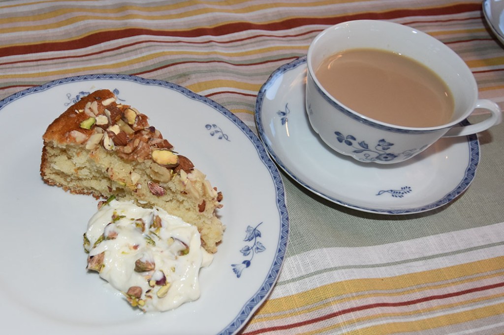 Rava-cake – Indisk mannegrynskake Ingredienser: 3 dl Mannagryn (polenta) ¼ dl Hvetemel 2 dl Sukker 1 ts Bakepulver 1 ts Natron 1 ts Kardemomme En klype Salt 3 dl Yoghurt (naturell) 1 dl Melk ½ dl Hakkete nøtter (pistasienøtter, mandler ) https://heidisboble.no/ @heidisboble