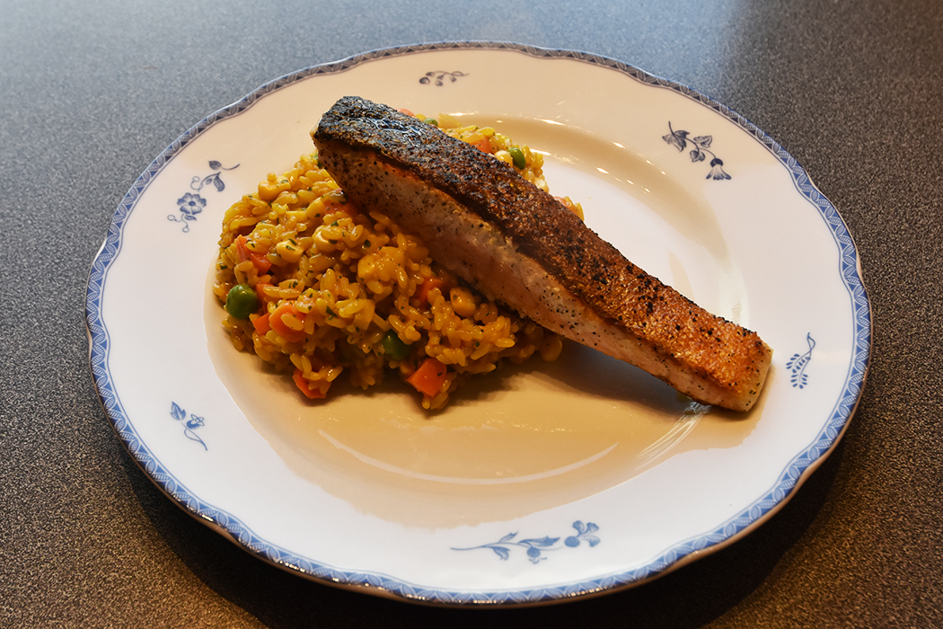 Risotto med stekt laks Ingredienser 4 dl Risottoris 2 Sjalottløker 1-2 ss Smør 1 dl Hvitvin (kan byttes ut med kraft) 8-9 dl Fiskekraft (eller fiskebuljong) 1-2 dl Parmesan (revet) 1 Paprika 100-150 g Erter 10-15 Oliven (delte) Salt og pepper 4 Laksefiléer https://heidisboble.no/ @heidisboble