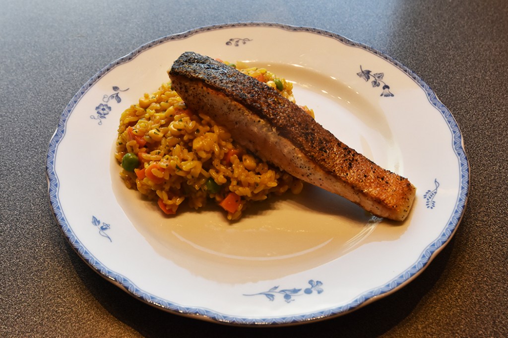 Risotto med stekt laks Ingredienser 4 dl Risottoris 2 Sjalottløker 1-2 ss Smør 1 dl Hvitvin (kan byttes ut med kraft) 8-9 dl Fiskekraft (eller fiskebuljong) 1-2 dl Parmesan (revet) 1 Paprika 100-150 g Erter 10-15 Oliven (delte) Salt og pepper 4 Laksefiléer https://heidisboble.no/ @heidisboble