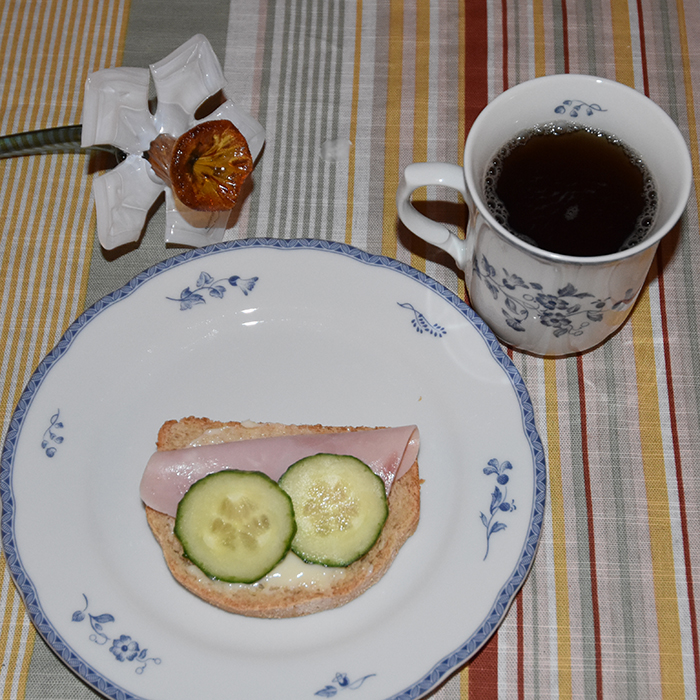 Romansk landbrød Ingredienser ½ pk Gjær (fersk eller tørr) 5 dl Vann (romtemperert) 2 dl Maismel (eller polenta) 10 dl Hvetemel (8 dl + 2 dl sammalthvete fin) 1 ss Sukker 25 g Smør (romtemperert) 2 ts Salt Slik gjør du: 1 Ha vann i en bakebolle - Smuldre i gjæra, og - Rør den ut 2 Tilsett de øvrige ingrediensene, og - Elt godt Ca 10 min i maskin eller dobbelt så lenge for hånd 3 Dekk deigen med et bakeklede, og - La den heve i ca 60 min, eller 10 timer i kjøleskap 4 Smør to brødformer 5 Hell deigen ut på bakebordet - Del den i to - Trykk hver bit til et rektangel - Brett inn sidene og - Trill den sammen som ei pølse - Legg dem i brød formene - Strø over litt mais mel 5 Dekk formen med et bakeklede og - La dem etterheve i ca 60 min 6 Stekes på 200 grader i ca 40-45 min. 7 Hell brødene ut av forma, og - La dem avkjøles på rist https://heidisboble.no/ @heidisboble