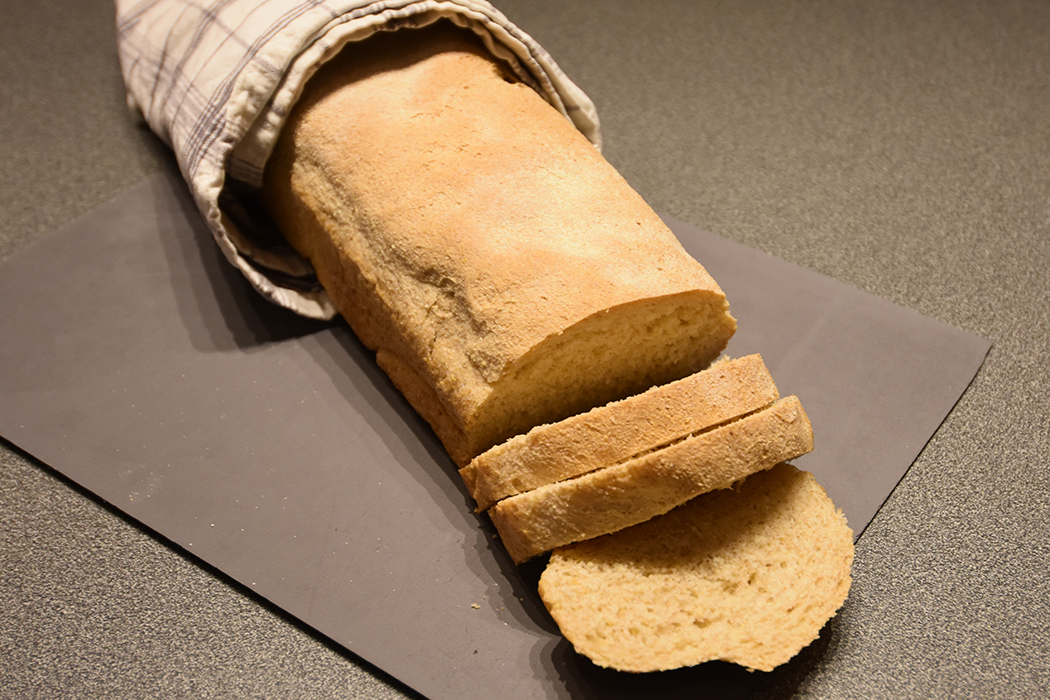 Romansk landbrød Ingredienser ½ pk Gjær (fersk eller tørr) 5 dl Vann (romtemperert) 2 dl Maismel (eller polenta) 10 dl Hvetemel (8 dl + 2 dl sammalthvete fin) 1 ss Sukker 25 g Smør (romtemperert) 2 ts Salt Slik gjør du: 1 Ha vann i en bakebolle - Smuldre i gjæra, og - Rør den ut 2 Tilsett de øvrige ingrediensene, og - Elt godt Ca 10 min i maskin eller dobbelt så lenge for hånd 3 Dekk deigen med et bakeklede, og - La den heve i ca 60 min, eller 10 timer i kjøleskap 4 Smør to brødformer 5 Hell deigen ut på bakebordet - Del den i to - Trykk hver bit til et rektangel - Brett inn sidene og - Trill den sammen som ei pølse - Legg dem i brød formene - Strø over litt mais mel 5 Dekk formen med et bakeklede og - La dem etterheve i ca 60 min 6 Stekes på 200 grader i ca 40-45 min. 7 Hell brødene ut av forma, og - La dem avkjøles på rist https://heidisboble.no/ @heidisboble