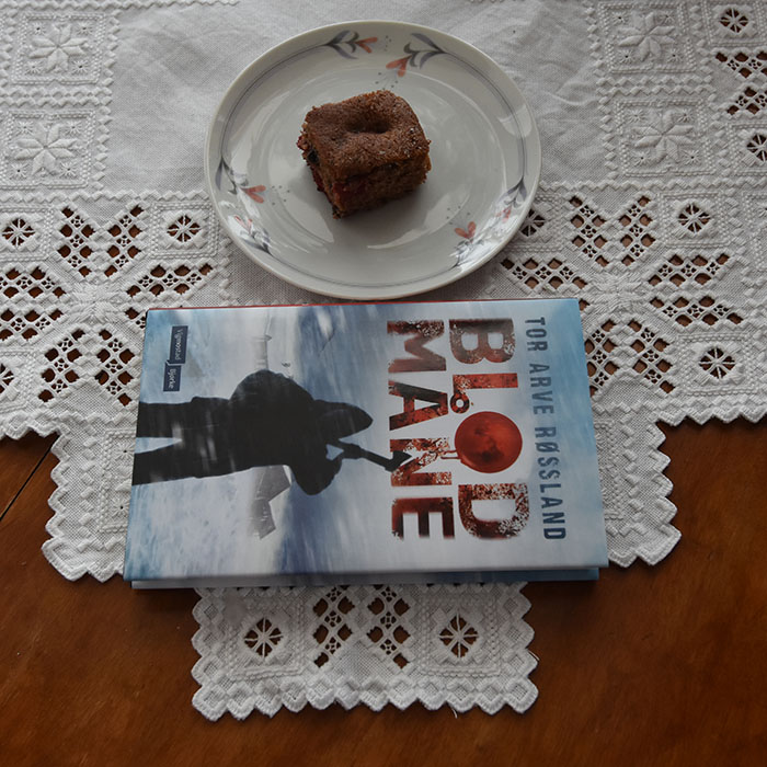 Røssland, Tor Arve (2023)«Blodmåne», Vigmostad og Bjørke OG Kirsebær- og sjokolade ruter Ingredienser: 250-300 g Kirsebær (gjerne fryste) 3 Egg 175 g Sukker 1 ts Vaniljesukker 1 ts Bakepulver 1 - 2 ts Kanel 200 g Hvetemel 150 g Smør (smeltet) 100 g Kokesjokolade (mørk, hakket) ¾ dl Melk https://heidisboble.no/ @heidisboble