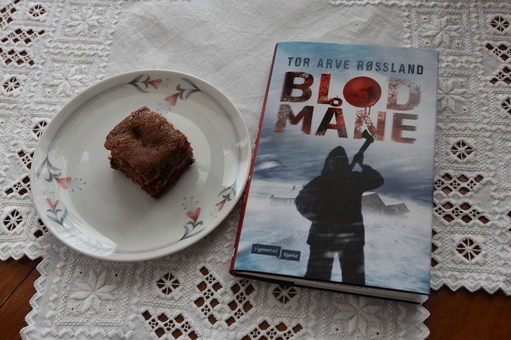 Røssland, Tor Arve (2023)«Blodmåne», Vigmostad og Bjørke OG Kirsebær- og sjokolade ruter Ingredienser: 250-300 g Kirsebær (gjerne fryste) 3 Egg 175 g Sukker 1 ts Vaniljesukker 1 ts Bakepulver 1 - 2 ts Kanel 200 g Hvetemel 150 g Smør (smeltet) 100 g Kokesjokolade (mørk, hakket) ¾ dl Melk https://heidisboble.no/ @heidisboble