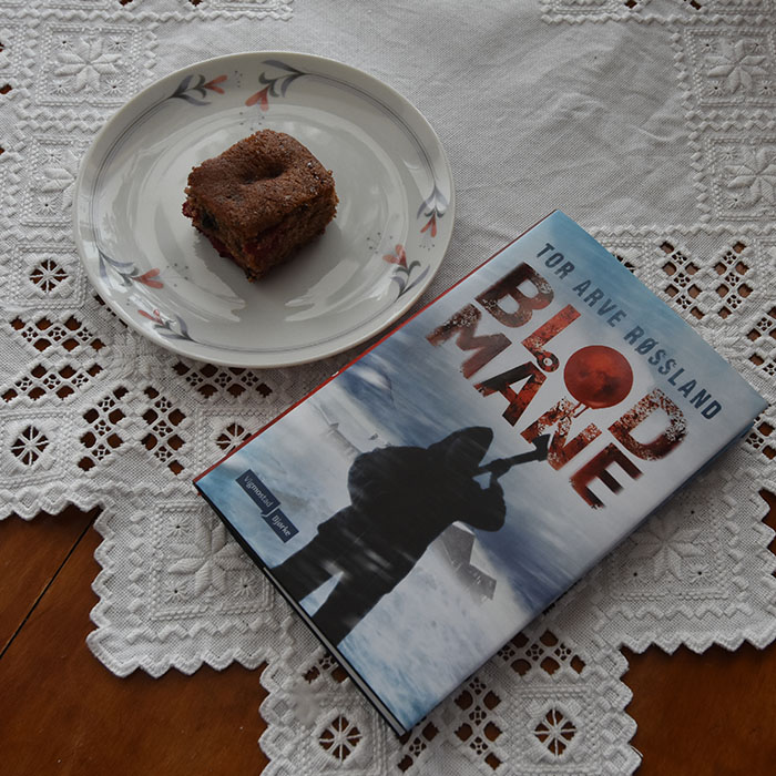 Røssland, Tor Arve (2023)«Blodmåne», Vigmostad og Bjørke OG Kirsebær- og sjokolade ruter Ingredienser: 250-300 g Kirsebær (gjerne fryste) 3 Egg 175 g Sukker 1 ts Vaniljesukker 1 ts Bakepulver 1 - 2 ts Kanel 200 g Hvetemel 150 g Smør (smeltet) 100 g Kokesjokolade (mørk, hakket) ¾ dl Melk https://heidisboble.no/ @heidisboble