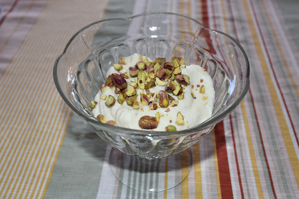 Shrikand - Indisk yoghurtdessert Ingredienser 1 knivsodd Safran 1 ss Vann (varmt) 1 liter Yoghurt (naturell) ½ ts Kardemomme 1 dl Sukker 2 ss Pistasienøtter https://heidisboble.no/ @heidisboble