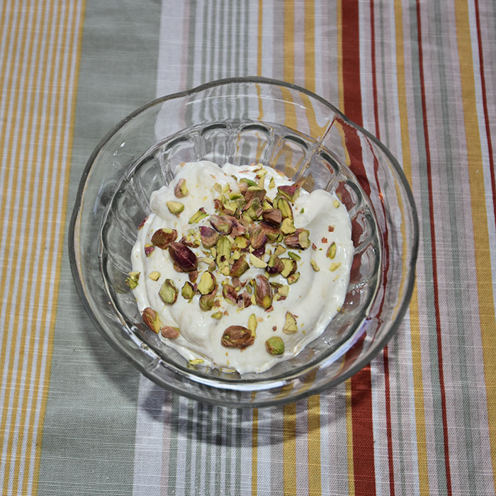 Shrikand - Indisk yoghurtdessert Ingredienser 1 knivsodd Safran 1 ss Vann (varmt) 1 liter Yoghurt (naturell) ½ ts Kardemomme 1 dl Sukker 2 ss Pistasienøtter https://heidisboble.no/ @heidisboble