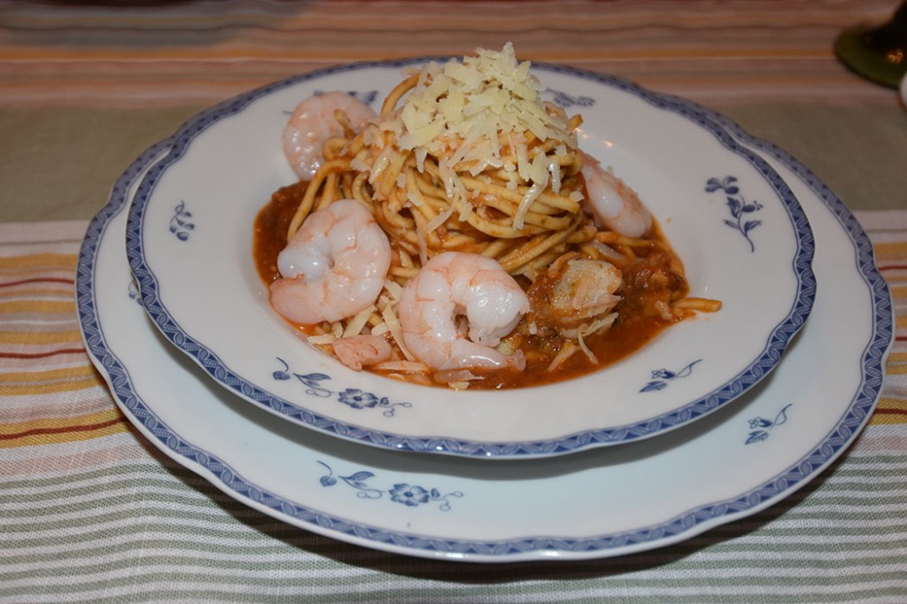 Sjømatpasta Ingredienser 250 g Scampi (helt rå ukokte) 400 g Hvit fisk 500 g Blåskjell (1 nett) 2 ss Oliven olje 1 Løk 1 Gulrot 1 stilk Stangselleri 2 fedd Hvitløk ½ Chili (rød – uten frø) eller (kajennepepper) 2 bx Hermetiske tomater 2-3 dl Vann (eller hvitvin) 1-2 Buljongterninger (fisk) ½ - 1 ts Sukker Bladpersille (hakket) Salt og Pepper Parmesanost (raspet) 500-700 g Pasta https://heidisboble.no/ @heidisboble