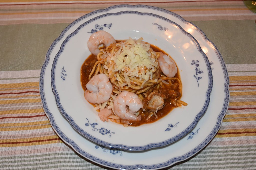 Sjømatpasta Ingredienser 250 g Scampi (helt rå ukokte) 400 g Hvit fisk 500 g Blåskjell (1 nett) 2 ss Oliven olje 1 Løk 1 Gulrot 1 stilk Stangselleri 2 fedd Hvitløk ½ Chili (rød – uten frø) eller (kajennepepper) 2 bx Hermetiske tomater 2-3 dl Vann (eller hvitvin) 1-2 Buljongterninger (fisk) ½ - 1 ts Sukker Bladpersille (hakket) Salt og Pepper Parmesanost (raspet) 500-700 g Pasta https://heidisboble.no/ @heidisboble