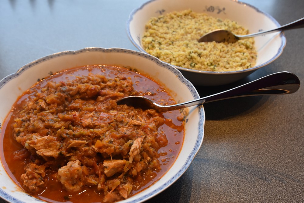 Svin i tomatsaus med bulgur Ingredienser: 200 -400g Svinekjøtt (koteletter eller lignede) 1 bx Tomater (hakkete) 1 Løk 1 -2 fedd Hvitløk 1 stilk Stangselleri 1 Gulrot 1 Buljongterning (kylling) 3 dl Vann 2 ts Persille (tørket) 2 ts Koriander (tørket) 2 ts Kjørvel (tørket) 2 ts Gressløk (tørket) 2 ts Paprikapulver (eller chilipulver) 2 ts Spiskummin Salt, pepper Tips! I denne retten bruker jeg det kjøttet jeg har liggende, av og til blir det mye kjøtt i retten, av og til blir det mindre. - Den kan til og med lages helt uten kjøtt om man ønsker det. Bulgur: 2 dl Bulgur 4 dl Vann 1 Buljongterning 1-2 ts Persille (tørket) 1-2 ts Koriander (tørket) 1-2 ts Kjørvel (tørket) 1-2 ts Gressløk (tørket) https://heidisboble.no/ @heidisboble