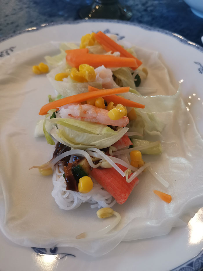 Vietnamiesisk vårruller Ingredienser 1 pk Glassnudller Scampi Crabsticks Gulrot Vårløk Agurk Salat Koriander 1 pk Rispapir https://heidisboble.no/ @heidisboble