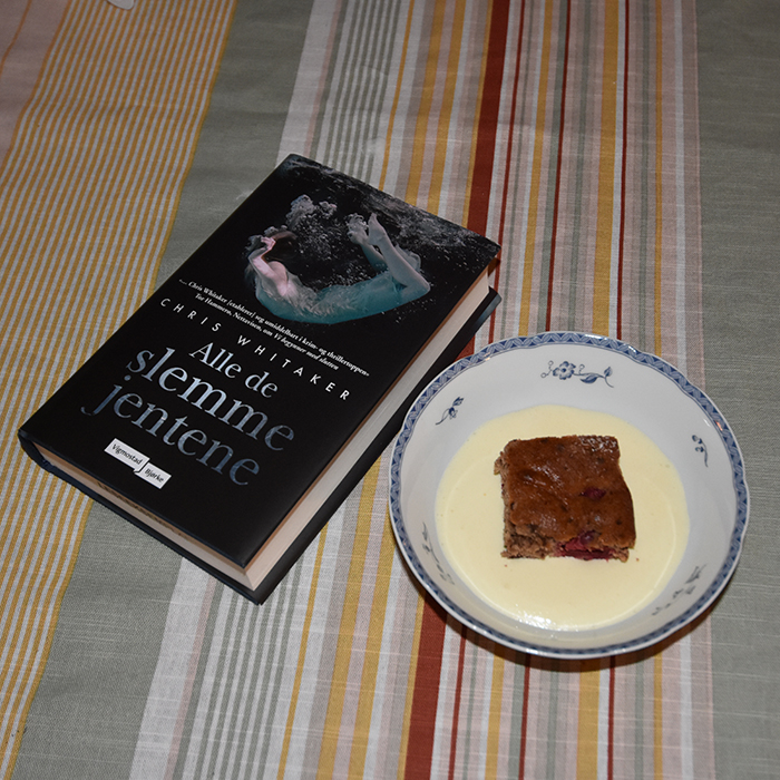 Whitaker, Chris (2023) «Alle de slemme jentene», Vigmostad Bjørke OG Kirsebær- og sjokolade ruter Ingredienser 250-300 g Kirsebær (gjerne fryste) 3 Egg 175 g Sukker 1 ts Vaniljesukker 1 ts Bakepulver 1 - 2 ts Kanel 200 g Hvetemel 150 g Smør (smeltet) 100 g Kokesjokolade (mørk, hakket) ¾ dl Melk https://heidisboble.no/ @heidisboble