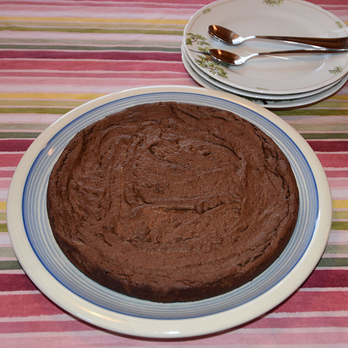 Kladdkake Ingredienser: 100 g Smør 2 Egg 2½ dl Sukker 1½ dl Hvetemel 3 ss Kakao 2 ts Vaniljesukker https://heidisboble.no/ @heidisboble