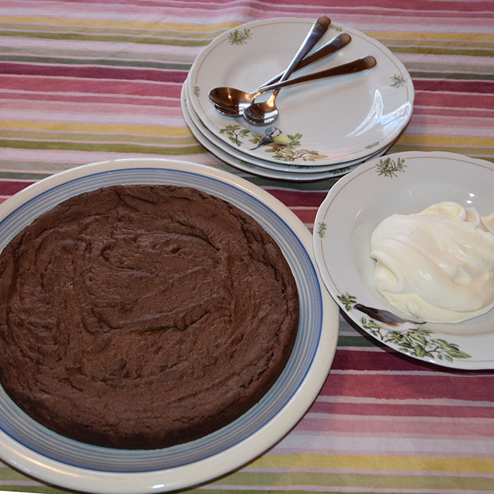 Kladdkake Ingredienser: 100 g Smør 2 Egg 2½ dl Sukker 1½ dl Hvetemel 3 ss Kakao 2 ts Vaniljesukker https://heidisboble.no/ @heidisboble