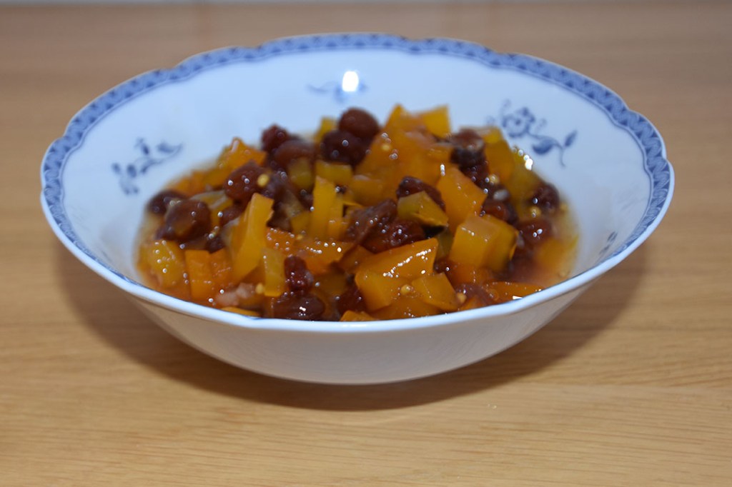 Mangochutney Ingredienser: 500 g Sukker 6 dl Eddik 5 cm Ingefær (fersk, skrelt) 1 kg Mango (faste, men modne) ½-1 ts Chilipulver 1 ss Sennepsfrø 2 ss Salt 125 g Rosiner https://heidisboble.no/ @heidisboble