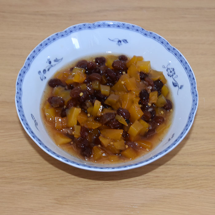 Mangochutney Ingredienser: 500 g Sukker 6 dl Eddik 5 cm Ingefær (fersk, skrelt) 1 kg Mango (faste, men modne) ½-1 ts Chilipulver 1 ss Sennepsfrø 2 ss Salt 125 g Rosiner https://heidisboble.no/ @heidisboble