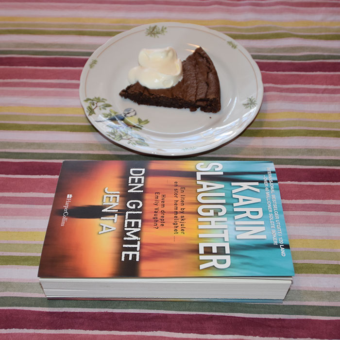 Slaughter, Karin (2023) «Den glemte jenta», HarperCollins og Kladdkake Ingredienser: 100 g Smør 2 Egg 2½ dl Sukker 1½ dl Hvetemel 3 ss Kakao 2 ts Vaniljesukker https://heidisboble.no/ @heidisboble