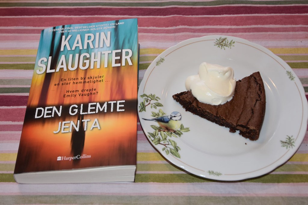 Slaughter, Karin (2023) «Den glemte jenta», HarperCollins og Kladdkake Ingredienser: 100 g Smør 2 Egg 2½ dl Sukker 1½ dl Hvetemel 3 ss Kakao 2 ts Vaniljesukker https://heidisboble.no/ @heidisboble