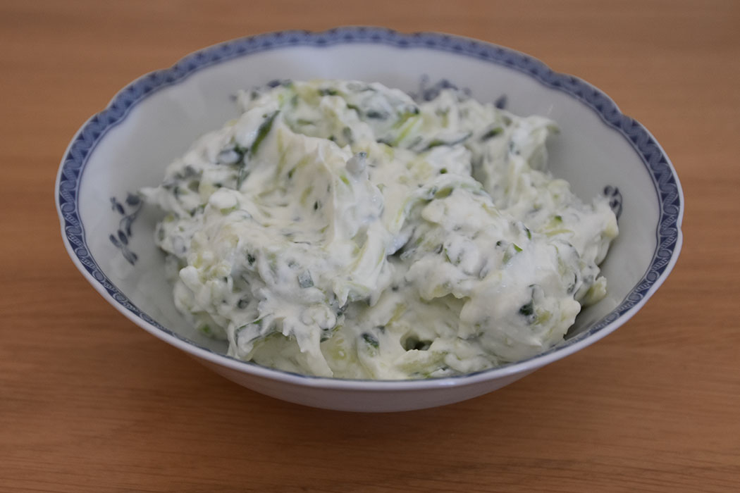 Agurkraita Ingredienser ½ dl Agurk (finhakket og avrent) ½ Løk (finhakket) 2 fedd Hvitløk (presset) 2 dl Yoghurt (gresk eller avrent) ½ ts Kummin 1 ss Mynte eller koriander (finhakket) ½ ts Salt 1 klype Sukker https://heidisboble.no/ @heidisboble