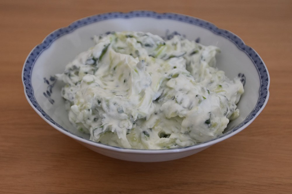 Agurkraita Ingredienser ½ dl Agurk (finhakket og avrent) ½ Løk (finhakket) 2 fedd Hvitløk (presset) 2 dl Yoghurt (gresk eller avrent) ½ ts Kummin 1 ss Mynte eller koriander (finhakket) ½ ts Salt 1 klype Sukker https://heidisboble.no/ @heidisboble