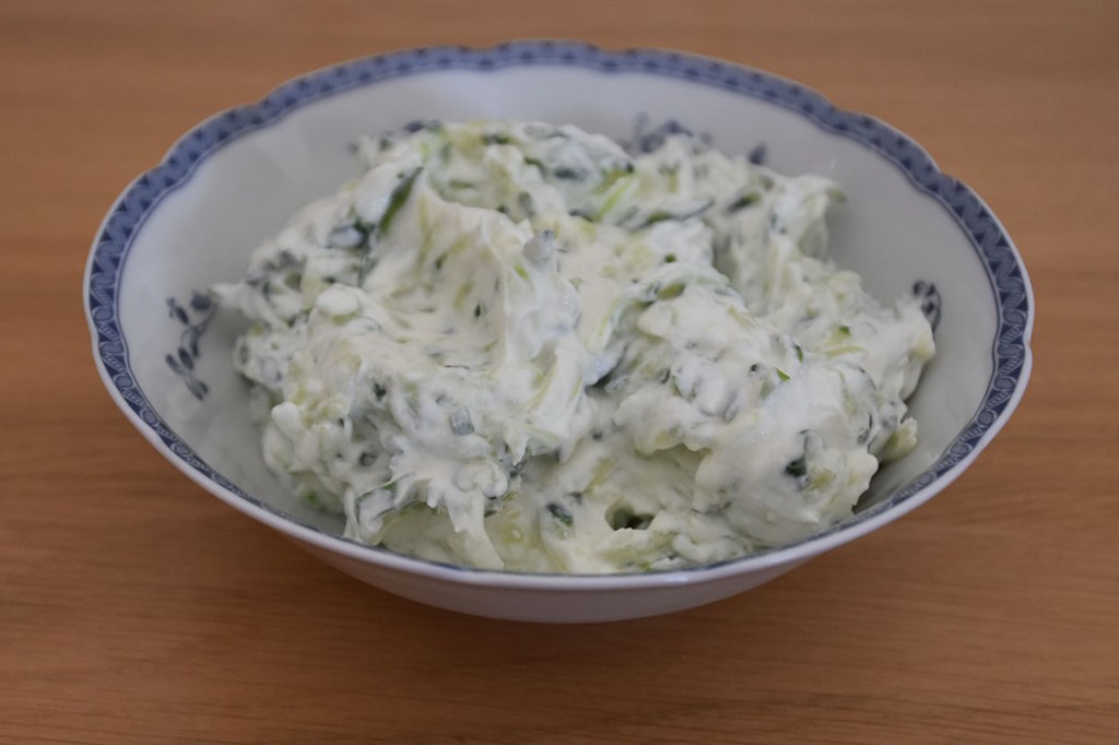 Agurkraita Ingredienser ½ dl Agurk (finhakket og avrent) ½ Løk (finhakket) 2 fedd Hvitløk (presset) 2 dl Yoghurt (gresk eller avrent) ½ ts Kummin 1 ss Mynte eller koriander (finhakket) ½ ts Salt 1 klype Sukker https://heidisboble.no/ @heidisboble