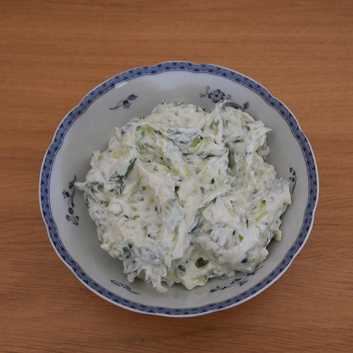 Agurkraita Ingredienser ½ dl Agurk (finhakket og avrent) ½ Løk (finhakket) 2 fedd Hvitløk (presset) 2 dl Yoghurt (gresk eller avrent) ½ ts Kummin 1 ss Mynte eller koriander (finhakket) ½ ts Salt 1 klype Sukker https://heidisboble.no/ @heidisboble