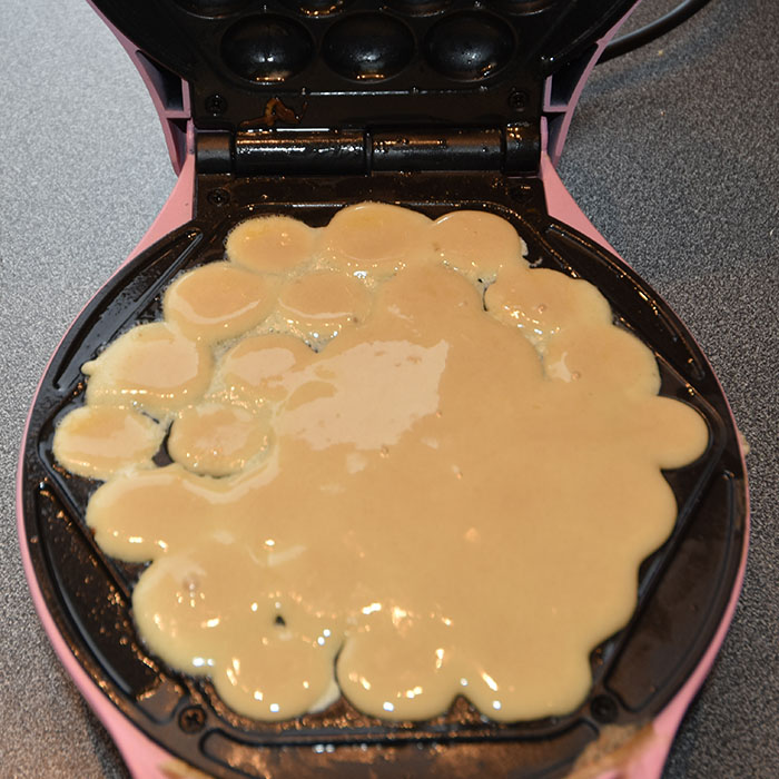 Boblevafler Ingredienser: 150 g Hvetemel 120 g Sukker 1 ts Bakepulver 1 ts Olje (nøytral) 2 Egg (store) 1 dl Vann 1 ts Vaniljeekstrakt Forslag til fyll: Iskrem Krem (pisket) Sjokoladesaus Frukt og bær https://heidisboble.no/ @heidisboble