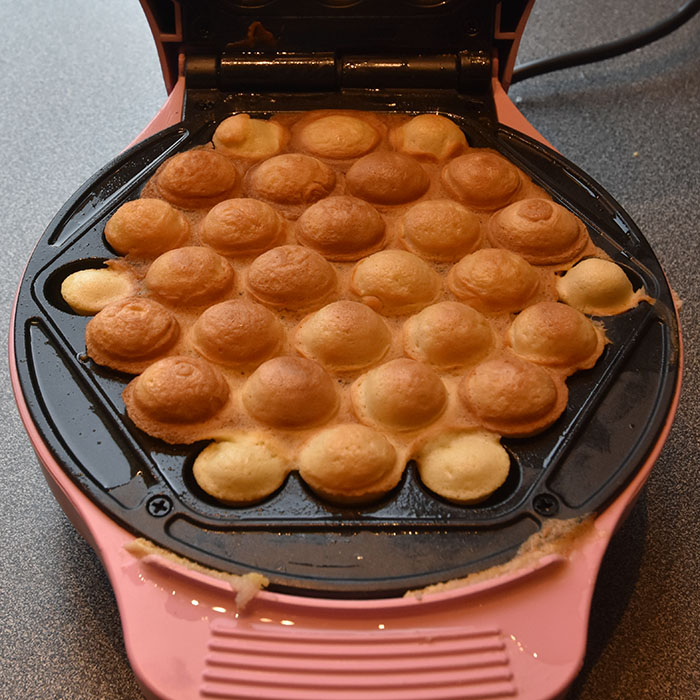 Boblevafler Ingredienser: 150 g Hvetemel 120 g Sukker 1 ts Bakepulver 1 ts Olje (nøytral) 2 Egg (store) 1 dl Vann 1 ts Vaniljeekstrakt Forslag til fyll: Iskrem Krem (pisket) Sjokoladesaus Frukt og bær https://heidisboble.no/ @heidisboble