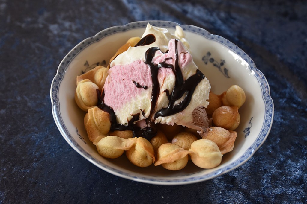 Boblevafler Ingredienser: 150 g Hvetemel 120 g Sukker 1 ts Bakepulver 1 ts Olje (nøytral) 2 Egg (store) 1 dl Vann 1 ts Vaniljeekstrakt Forslag til fyll: Iskrem Krem (pisket) Sjokoladesaus Frukt og bær https://heidisboble.no/ @heidisboble