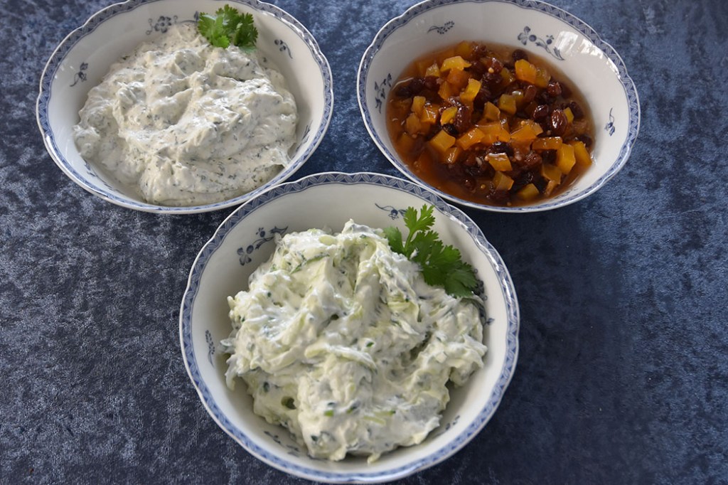 Raitaer og Chutneyer Mynteraita 2 fedd Hvitløk (presset) 2 dl Yoghurt (gresk eller avrent) 1 -2 bunter Mynte (finhakket) ½ ts Salt 1 klype Sukker Mangochutney 500 g Sukker 6 dl Eddik 5 cm Ingefær (fersk, skrelt) 1 kg Mango (faste, men modne) ½-1 ts Chilipulver 1 ss Sennepsfrø 2 ss Salt 125 g Rosiner Agurkraita ½ dl Agurk (finhakket og avrent) ½ Løk (finhakket) 2 fedd Hvitløk (presset) 2 dl Yoghurt (gresk eller avrent) ½ ts Kummin 1 ss Mynte eller koriander (finhakket) ½ ts Salt 1 klype Sukker https://heidisboble.no/ @heidisboble