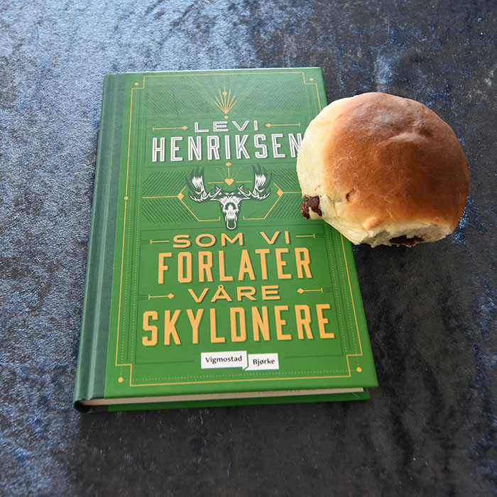 Henriksen, Levi (2023) «Som vi forlater våre skyldnere», Vigmostad Bjørke OG Boller med Rosiner Ingredienser 20 g Havregryn 5 ½ dl Vann 1 pakke Gjær 1 dl Olje (raps) 200 g Sukker 5 g Gjær 20 g Kardemomme 1 kg Hvetemel 350 g Rosiner (valgfritt) Egg til pensling (valgfrittI https://heidisboble.no/ @heidisboble