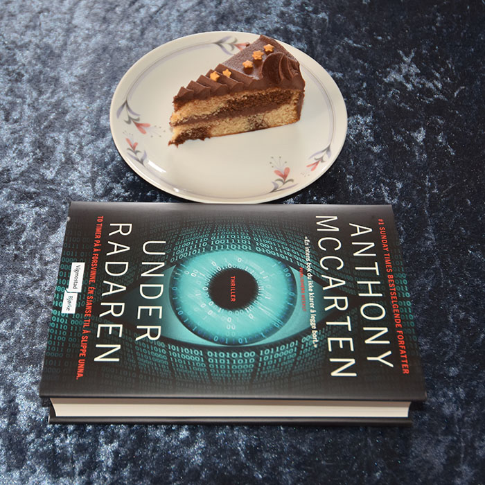 McCarten, Anthony (2023) «Under radaren», Vigmostad Bjørke OG Tropisk aroma (mormors) Ingredienser 120 g Smør (romtemperert) 300 g Sukker 3 Egg (romtemperert) 300 g Hvetemel 4 ts Bakepulver 2 dl Melk 1 ts Kanel 1 ts Muskat 2 ss Kakao 1 dl Kaffe Glasur: 4 ss Smør (romtemperert) 500 g Melis 4 ss Kakao 6 ss Kaffe (sterk) 2 ts Vaniljesukker https://heidisboble.no/ @heidisboble