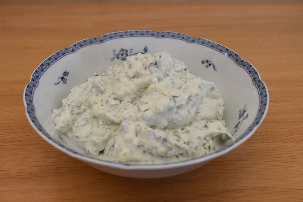 Mynteraita Ingredienser 2 fedd Hvitløk (presset) 2 dl Yoghurt (gresk eller avrent) 1 -2 bunter Mynte (finhakket) ½ ts Salt 1 klype Sukker https://heidisboble.no/ @heidisboble