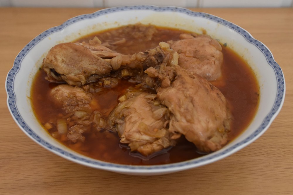 Phalak Murg – Indisk kyllinggryte (mild) Ingredienser 3 ss Olje 2 Løk (hakkete) 2 fedd Hvitløk (pressete) 2 cm Ingefær (skrelt og raspet) 1-2 ts Korianderfrø (støtt) 1 ts Chilipulver (eller paprikapulver) 750 g Kylling (lår, bryst, hel oppdelt) 1 dl Vann 1 terning Kyllingbuljong 750 g Spinat (fersk) https://heidisboble.no/ @heidisboble