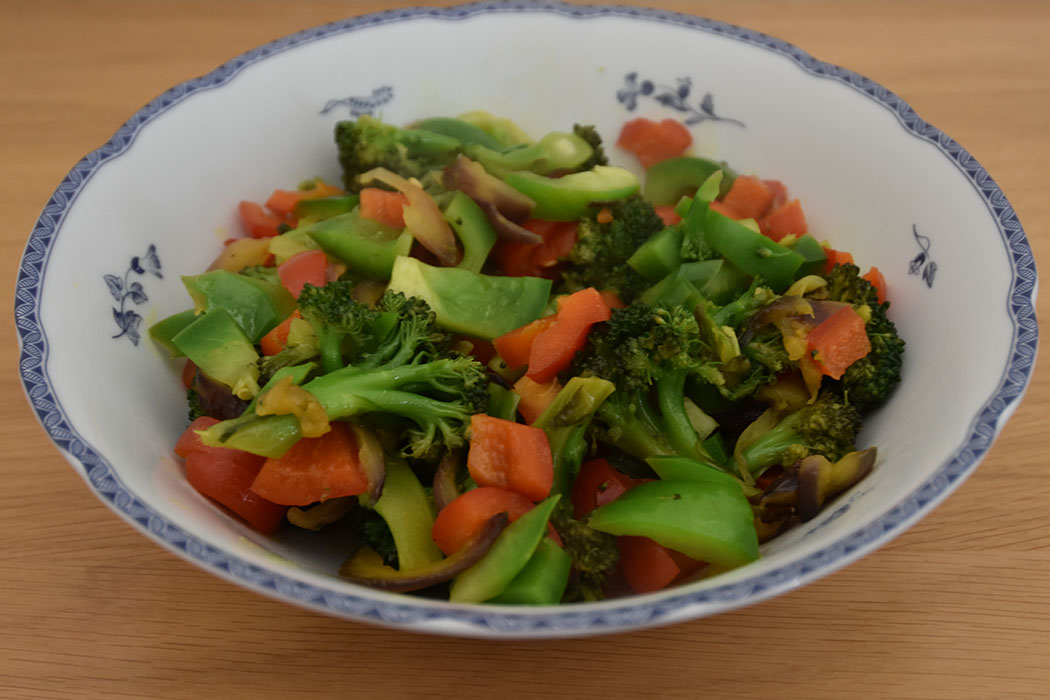 Phul Gobi med brokkoli og paprika Ingredienser 3 ss Olje (nøytral) 1 Løk (i skiver) ½ ts Gurkemeie 1 Blomkål (i buketter) 1-2 Chilier 3 Paprika (gjerne ulike farger, i strimler) Salt https://heidisboble.no/ @heidisboble