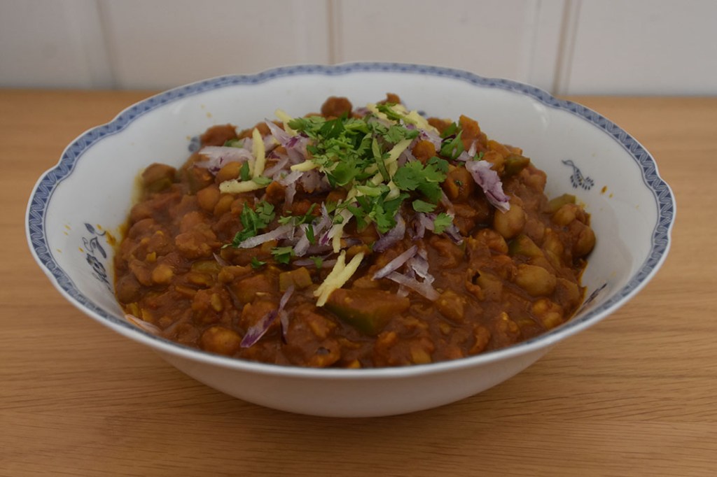 Punjabi Chole (Punjabi kikertgryte med te) Ingredienser 3 dl Kikerter (tørkete) 8 dl Vann 2 ts Te (svart eller en tepose) 2 Chilier (tørkete) 1 Kanelstang 2 Kardemommekapser (grønne) 2 Laubærblader Masala: 2 ss Olje (nøytral) 1 ts Spisskummen 1 Løk (hakke) 3 fedd Hvitløk 2 ss Ingefær (revet) 2 Chili (grønne, finhakkete) 2 Tomater 1 ss Tomatpure 1 ts Gurkemeie 1 ts Koriander 1 ts Chilipulver 1 ts Garam masala 1 ts Mangopulver (tørket) 1 ts Salt Topping: Ingefær (finstrimlet) Rødløk (finstrimlet) Koriander (fersk, hakket) https://heidisboble.no/ @heidisboble