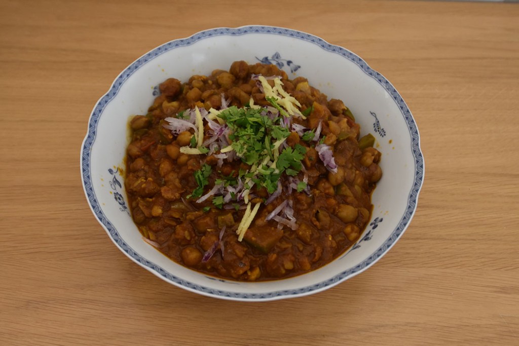 Punjabi Chole (Punjabi kikertgryte med te) Ingredienser 3 dl Kikerter (tørkete) 8 dl Vann 2 ts Te (svart eller en tepose) 2 Chilier (tørkete) 1 Kanelstang 2 Kardemommekapser (grønne) 2 Laubærblader Masala: 2 ss Olje (nøytral) 1 ts Spisskummen 1 Løk (hakke) 3 fedd Hvitløk 2 ss Ingefær (revet) 2 Chili (grønne, finhakkete) 2 Tomater 1 ss Tomatpure 1 ts Gurkemeie 1 ts Koriander 1 ts Chilipulver 1 ts Garam masala 1 ts Mangopulver (tørket) 1 ts Salt Topping: Ingefær (finstrimlet) Rødløk (finstrimlet) Koriander (fersk, hakket) https://heidisboble.no/ @heidisboble