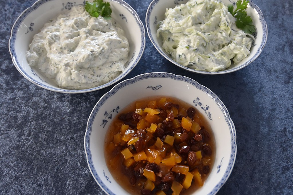 Raitaer og Chutneyer Mynteraita 2 fedd Hvitløk (presset) 2 dl Yoghurt (gresk eller avrent) 1 -2 bunter Mynte (finhakket) ½ ts Salt 1 klype Sukker Mangochutney 500 g Sukker 6 dl Eddik 5 cm Ingefær (fersk, skrelt) 1 kg Mango (faste, men modne) ½-1 ts Chilipulver 1 ss Sennepsfrø 2 ss Salt 125 g Rosiner Agurkraita ½ dl Agurk (finhakket og avrent) ½ Løk (finhakket) 2 fedd Hvitløk (presset) 2 dl Yoghurt (gresk eller avrent) ½ ts Kummin 1 ss Mynte eller koriander (finhakket) ½ ts Salt 1 klype Sukker https://heidisboble.no/ @heidisboble
