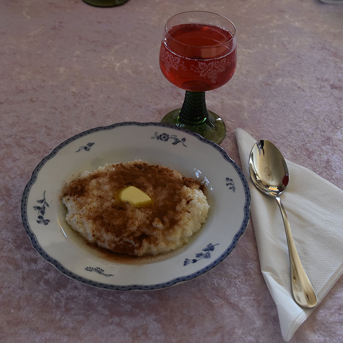 Risengrynsgrøt 200 g Ris (grøtris) 2 dl Vann 1 ¼ l Melk ½ ts Salt https://heidisboble.no @heidisboble