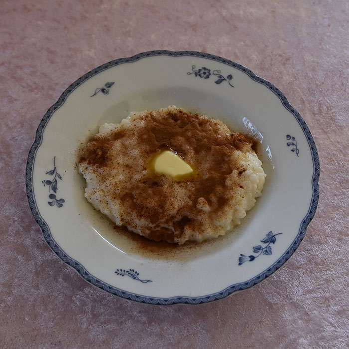 Risengrynsgrøt 200 g Ris (grøtris) 2 dl Vann 1 ¼ l Melk ½ ts Salt https://heidisboble.no @heidisboble