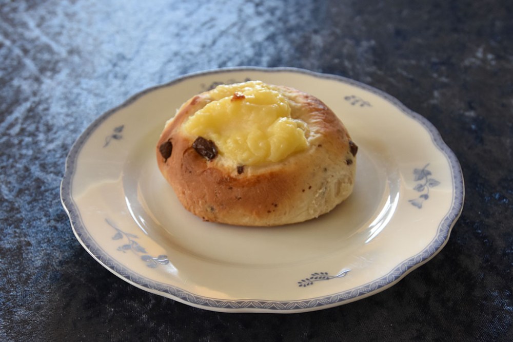 "Shellboller" (boller med sjokoladeboter og vaniljekrem) Ingredienser: 1 l Hvetemel 1 pk Gjær 1 dl Sukker 1 ts Kardemomme 3 ½ dl Melk 100 g Margarin 100 g Kokesjokolade (grov hakket) 1 Egg til pensling (valgfritt) Vaniljekrem: 5 dl Melk 1 Egg 40 g Smør 100 g Sukker 1 ss Vaniljesukker 35 g Maisenna https://heidisboble.no/ @heidisboble