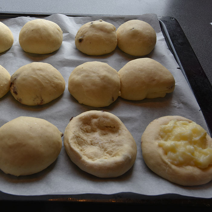 "Shellboller" (boller med sjokoladeboter og vaniljekrem) Ingredienser: 1 l Hvetemel 1 pk Gjær 1 dl Sukker 1 ts Kardemomme 3 ½ dl Melk 100 g Margarin 100 g Kokesjokolade (grov hakket) 1 Egg til pensling (valgfritt) Vaniljekrem: 5 dl Melk 1 Egg 40 g Smør 100 g Sukker 1 ss Vaniljesukker 35 g Maisenna https://heidisboble.no/ @heidisboble